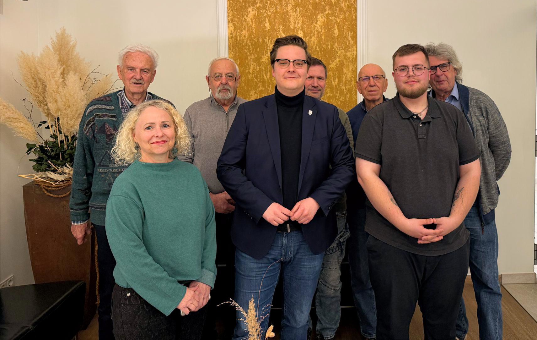 Vorsitzender Christopher Nowak (Mitte) und Stellvertreter Martin Neumann (2.v.r.)